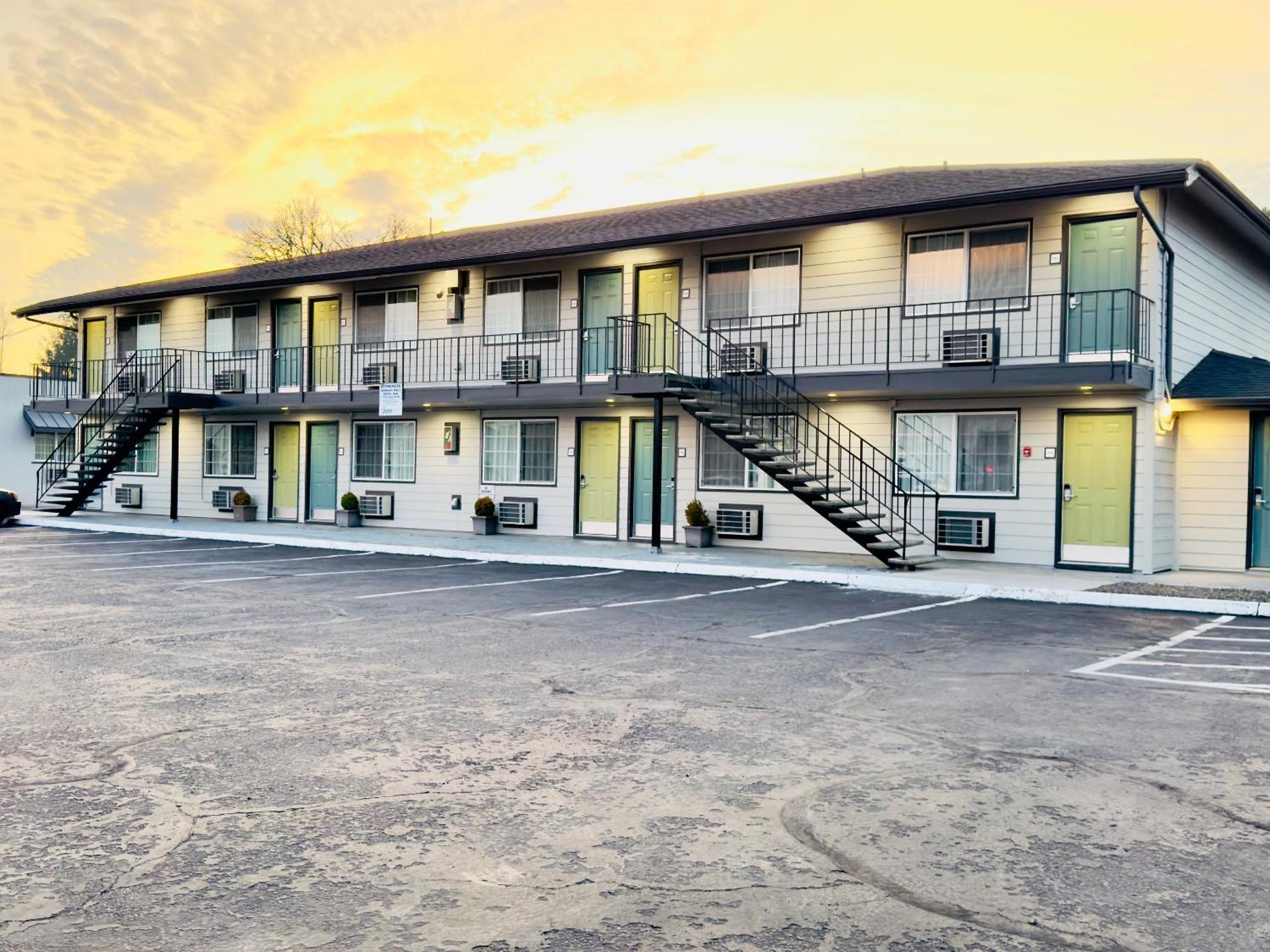 Royal Inn Eugene- Airport Екстер'єр фото