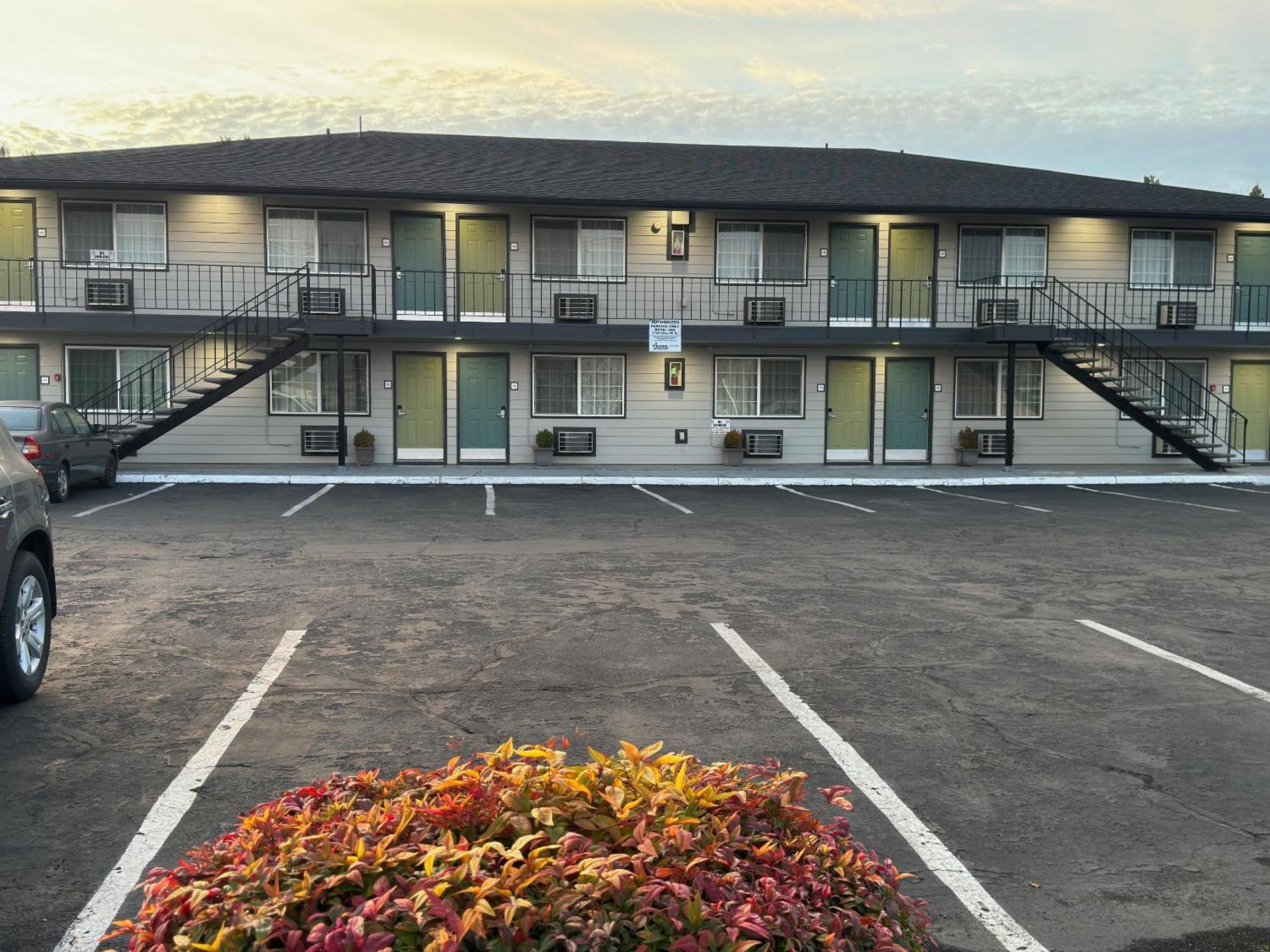 Royal Inn Eugene- Airport Екстер'єр фото