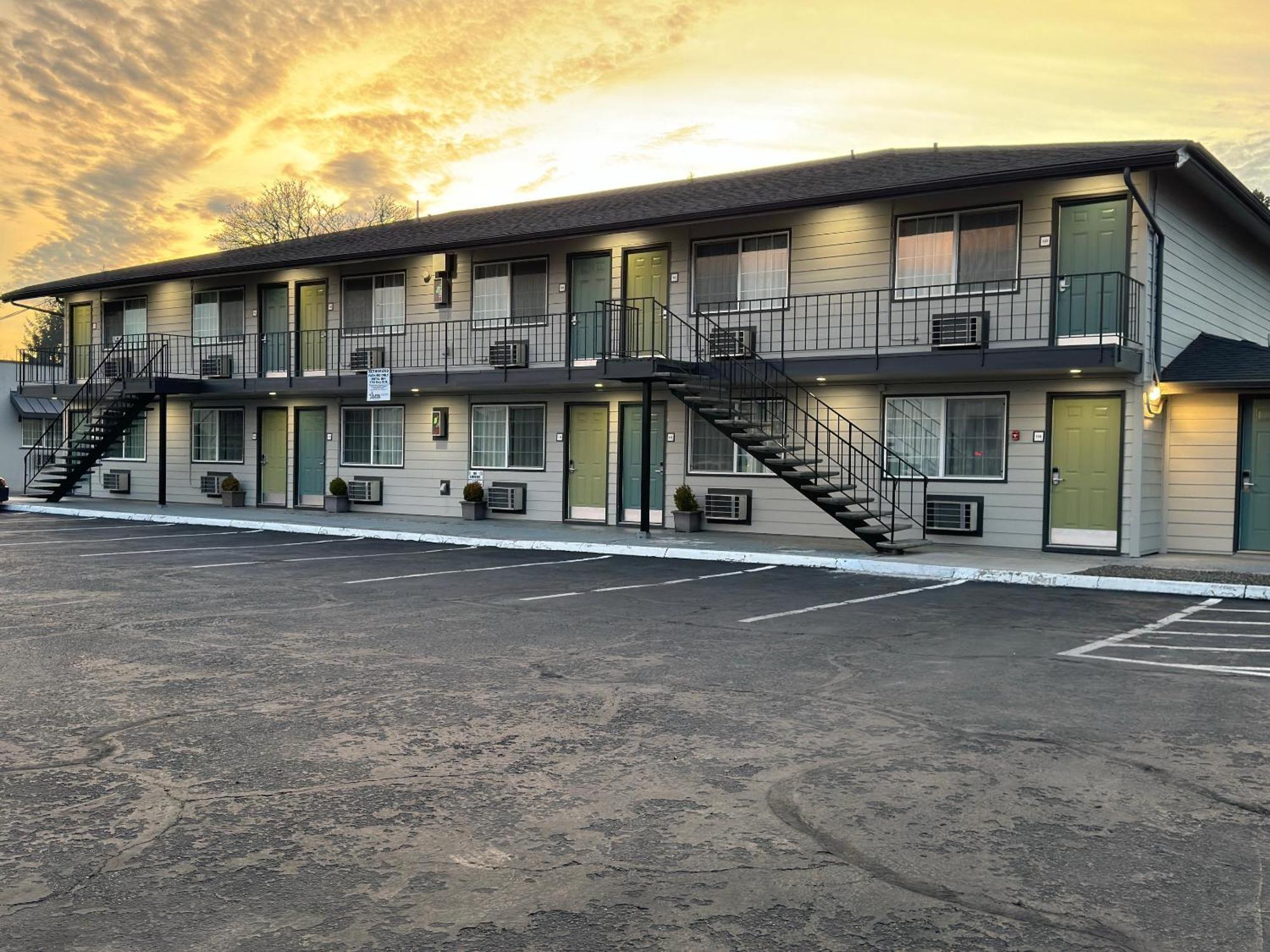 Royal Inn Eugene- Airport Екстер'єр фото